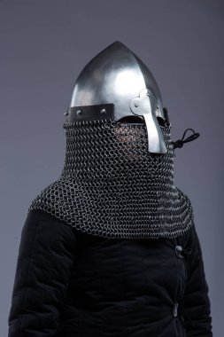 Norman Helmet ve Chainmail Aventail. Ortaçağ baş koruması, burun barı ve zincirli boyun koruması..