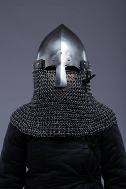Norman Helmet ve Chainmail Aventail. Ortaçağ baş koruması, burun barı ve zincirli boyun koruması..