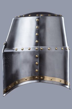 Havalandırma delikleri olan Gümüş Dümen. Bu resim parlak gümüş bir miğfer, bir tür ortaçağ miğferi, düz bir üst, dar göz yarıkları ve ön tarafta çok sayıda küçük havalandırma delikleri gösteriyor..