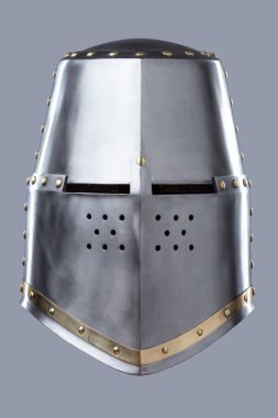 Havalandırma delikleri olan Gümüş Dümen. Bu resim parlak gümüş bir miğfer, bir tür ortaçağ miğferi, düz bir üst, dar göz yarıkları ve ön tarafta çok sayıda küçük havalandırma delikleri gösteriyor..