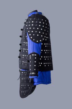 Studs ve Shoulder Protokollü Kara Brigandine Zırhı. Bu resim siyah brigandin bir zırh gösteriyor. Sıralar dolusu gümüş çiviler, tokalı siyah deri kayışlar ve omuzlar için ilave koruma..