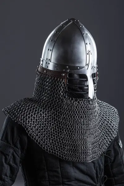Basit Ortaçağ Şövalyesi 'nin Zincirli Burun Kaskı. Klasik baş koruması, merkezi bir burun koruyucusu ve zincirli yaka..