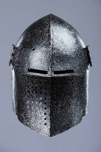 Koyu Çelik Ortaçağ Şövalye Miğferi. Savaş eskimiş baş koruması ve dar göz yarıkları..