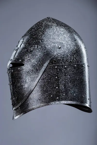 Kapalı Ortaçağ Şövalyesi 'nin Küçük Performanslı Kaskı. Bu resim kapalı bir ortaçağ şövalyesinin miğferini gösteriyor. Muhtemelen çelikten yapılmış. Sivri uçlu, havalandırma ve görüş için küçük delikleri var..