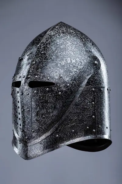 Kapalı Ortaçağ Şövalyesi 'nin Küçük Performanslı Kaskı. Bu resim kapalı bir ortaçağ şövalyesinin miğferini gösteriyor. Muhtemelen çelikten yapılmış. Sivri uçlu, havalandırma ve görüş için küçük delikleri var..