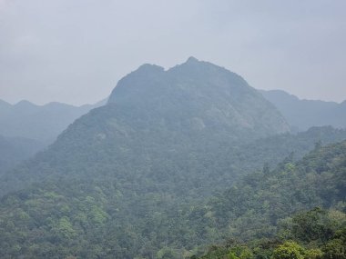 Sessiz vadi milli parkındaki dağların muhteşem manzarası, Palakkad, Kerala Hindistan. 