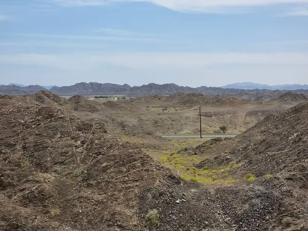 Çölde bir dağı olan güzel bir manzara.