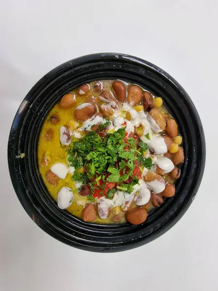 Ful medames, ya da kısaca Fl, zeytin yağı, kimyon ve isteğe bağlı olarak doğranmış maydanoz, sarımsak, soğan, limon suyu, biber ve diğer sebzeler, otlar ve baharatlarla servis edilen pişmiş fava fasulyesi..