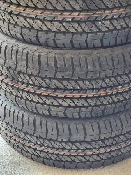 Beyaz arka planda araba lastikleri