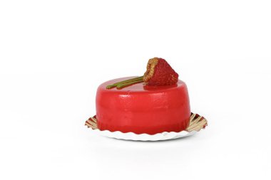 Pembe ayna jöleli bireysel ahududu keki pürüzsüz ve canlı rengini vurguluyor.