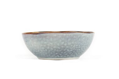 Boş plaka beyaz bir arkaplanda izole edilmiş, basit tasarımını ve temiz yüzeyini vurguluyor