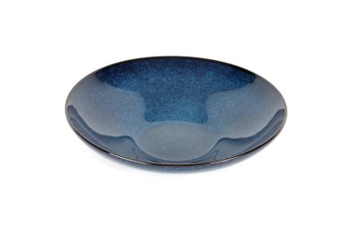 Boş plaka beyaz bir arkaplanda izole edilmiş, basit tasarımını ve temiz yüzeyini vurguluyor