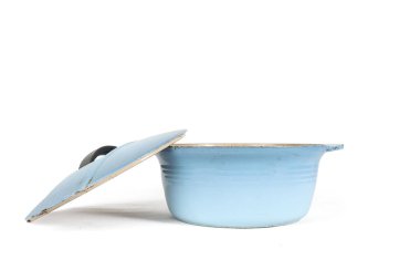 Beyaz arka planda izole edilmiş, klasik tasarımı ve zarif ayrıntıları gözler önüne serilmiş, eski, boş bir tabak.