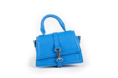 Mavi çanta beyaz bir arkaplanda izole edilmiş, parlak tasarımı ve canlı rengi sergileniyor.