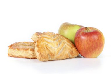 Elma turtası beyaz bir arkaplanda izole edilmiş, bu klasik Fransız hamur işini altın, sarkık kabuklu gösteriyor.