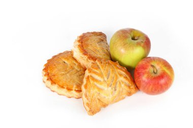 Elma turtası beyaz bir arkaplanda izole edilmiş, bu klasik Fransız hamur işini altın, sarkık kabuklu gösteriyor.