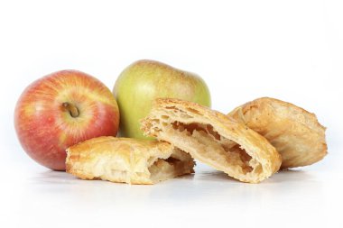 Elma turtası beyaz bir arkaplanda izole edilmiş, bu klasik Fransız hamur işini altın, sarkık kabuklu gösteriyor.