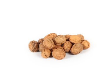 Beyaz arka planda izole edilmiş fındıklar, doğal dokularını ve çeşitliliklerini vurguluyor.