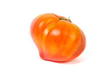 Biftek domatesi beyaz arka planda izole edilmiş, büyük boyutta ve zengin kırmızı renkte.