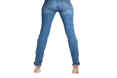 Kot giyen kadın bacakları, beyaz bir arka planda izole edilmiş, günlük tarz ve moda detaylarını gözler önüne seriyor.