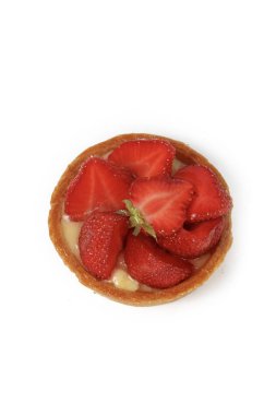 Beyaz arka planda izole edilmiş çilekli turta canlı kırmızı çilekleri narin bir hamur kabuğunun üstünde sergiliyor.