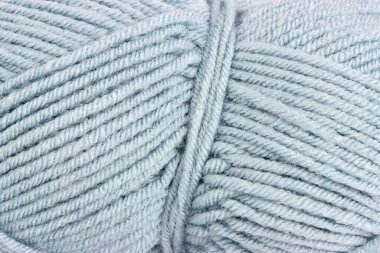 Yumuşak dokusunu, bükülmüş liflerini ve canlı rengini vurgulayan iplik topunun yakın çekimi örgü örmeye ya da örmeye hazırdır.