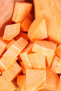 Doğranmış tereyağlı kabağın yakın çekimi, canlı turuncu renkler ve pürüzsüz küpler.