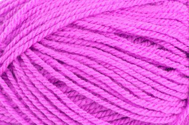 Yumuşak dokusunu, bükülmüş liflerini ve canlı rengini vurgulayan iplik topunun yakın çekimi örgü örmeye ya da örmeye hazırdır.