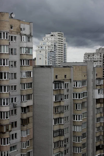 前世紀の80年代の東ヨーロッパの複数階建ての都市の建物垂直ストックフォト — ストック写真