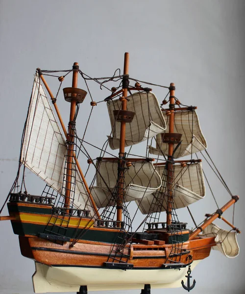 垂直ストーリーのための白い背景のマストに帆を持つ帆船の木製モデル — ストック写真