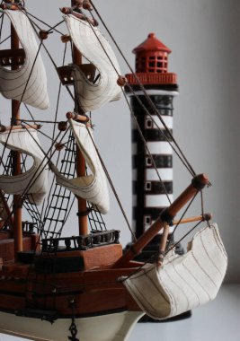 Minyatür Şamandıra Kulesi 'nin önündeki Oyuncak Ana Gemi' nin Önü ve Bowsprit