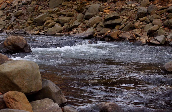 Бегущая Вода Горного Ручья Среди Скалистых Камней — стоковое фото