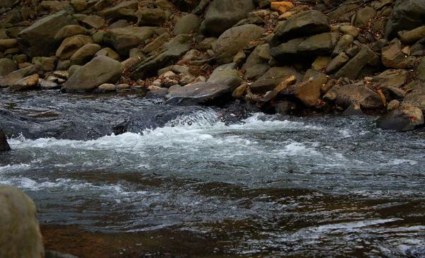 Рівулет Невеликій Гірській Річці Тече Між Скелястими Берегами — стокове фото