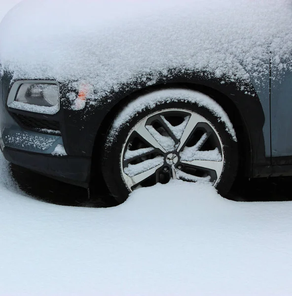 Front Car Wheel Täckt Med Snö Står Asfalt Väg Detaljerad — Stockfoto