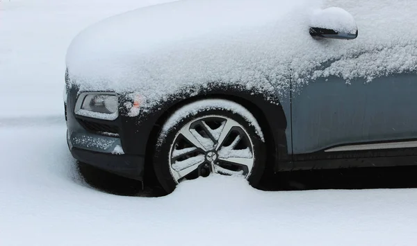 Передняя Часть Автомобиля Замусоренного Большим Слоем Снега Улице — стоковое фото