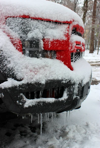 Lodowce Przednim Zderzaku Chłodnicy Grill Samochodu Pokrytego Widokiem Śnieg Stronie — Zdjęcie stockowe