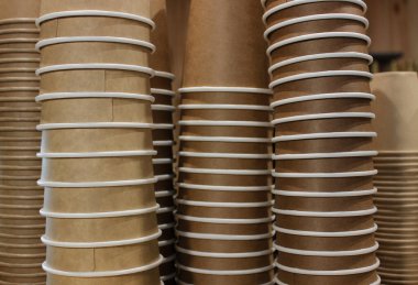 Yığınlanmış Kağıt Çay Fincanları Döküm Arkaplan Fotoğrafı 