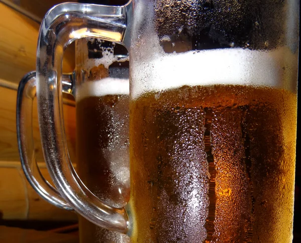 Dwa Kieliszki Uchwytem Piwa Zimnym Rzemiosłem Lager Beer Szczegółowe Zdjęcie — Zdjęcie stockowe
