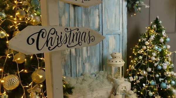 Εσωτερικό Χριστουγεννιάτικο Στολίδι Μεταξύ Πεύκων Φωτισμένο Γιρλάντα — Φωτογραφία Αρχείου
