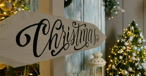 Holzpfeil Schild Mit Weihnachtsinschrift Zeigt Die Richtung Zur Kiefer — Stockfoto
