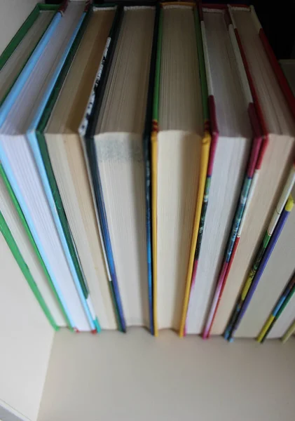 Los Libros Tapa Dura Arreglan Con Bloque Libros Hacia Espectador — Foto de Stock