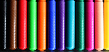 Renkli Keçeli Kalemlerin Kalem Kapakları ArkaplandaName 