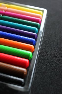 Çok Renkli İşaretlerin Üst Parçaları Tabaka Dikey Stok Fotoğrafı / Renkli Keçeli Kalemlerin Kapakları Plastik Tabla Kapanışında