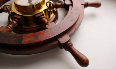 İçinde opper kenarlı pusula olan yelkenli dümeninin bir kısmı Beyaz Ayrıntılı Stok Fotoğrafında izole edilmiş.