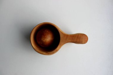 Beyaz yüzey manzaralı yuvarlak ahşap bir top ile çalılar için huş ağacından yapılmış su bardağından oyulmuş. 