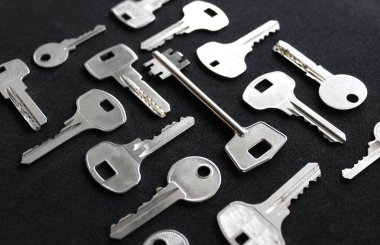 Siyah açı görünümünde izole edilmiş çeşitli metal tuşlar serili