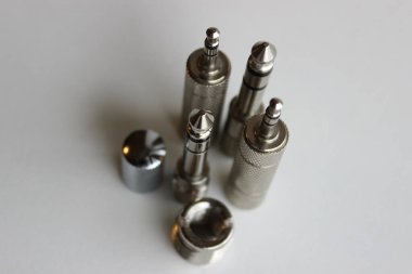 Ses ekipmanı. Metal adaptörler 3.5 mm 'lik fişten 6.35 mm' lik buji üst görünümüne ayarlandı