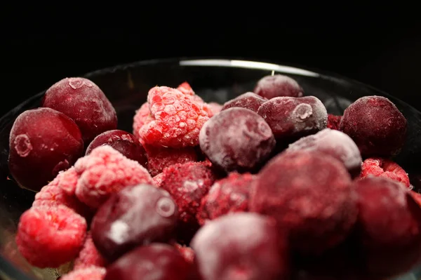 Buzlu Meyveli Dondurulmuş Meyvelerin Cam Bir Fotoğraftaki Yakın Görüntüsü — Stok fotoğraf