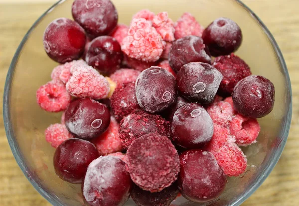Κατεψυγμένα Φρούτα Berry Γυάλινο Πιάτο Κατά Διάρκεια Απόψυξη Λεπτομερής Φωτογραφία — Φωτογραφία Αρχείου