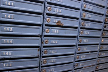 Paslı kapıları olan bir apartmanda nadir bulunan abonelik posta hücreleri.